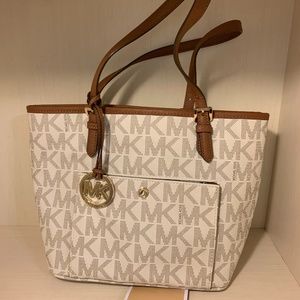 Michael Kors Jet Set Snap Tote From Wallet off-white with acorn accent